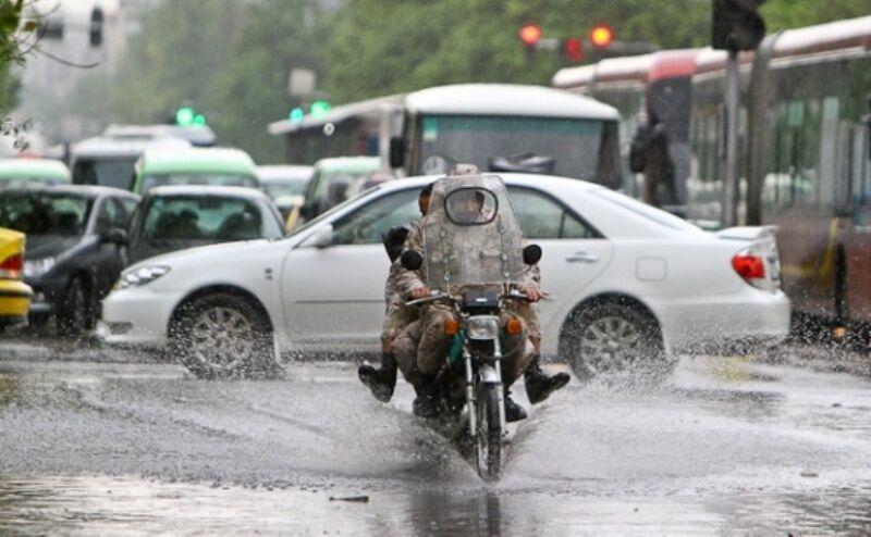 خبرنگاران تردد موتورسواران تهرانی در روزهای بارانی ممنوع است
