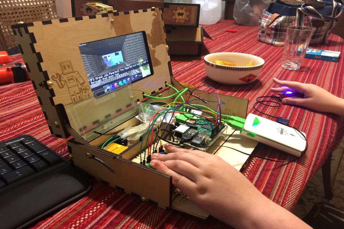 یک کیت بازی کامپیوتری برای بچه ها خلاق
