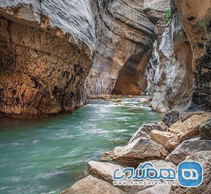 تنگه هلت یکی از دیدنی ترین جاذبه های طبیعی لرستان است تنگه هلت یکی از دیدنی ترین جاذبه های طبیعی لرستان است