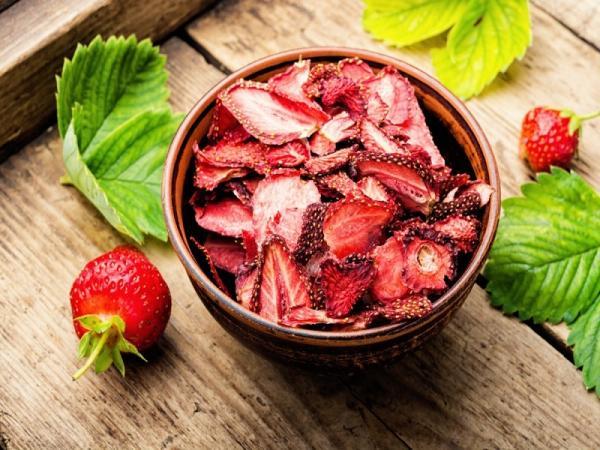 6 روش طرز تهیه توت فرنگی خشک (چیپس توت فرنگی) سالم و مقوی